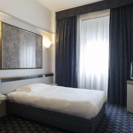 Nh特里斯特酒店 4*